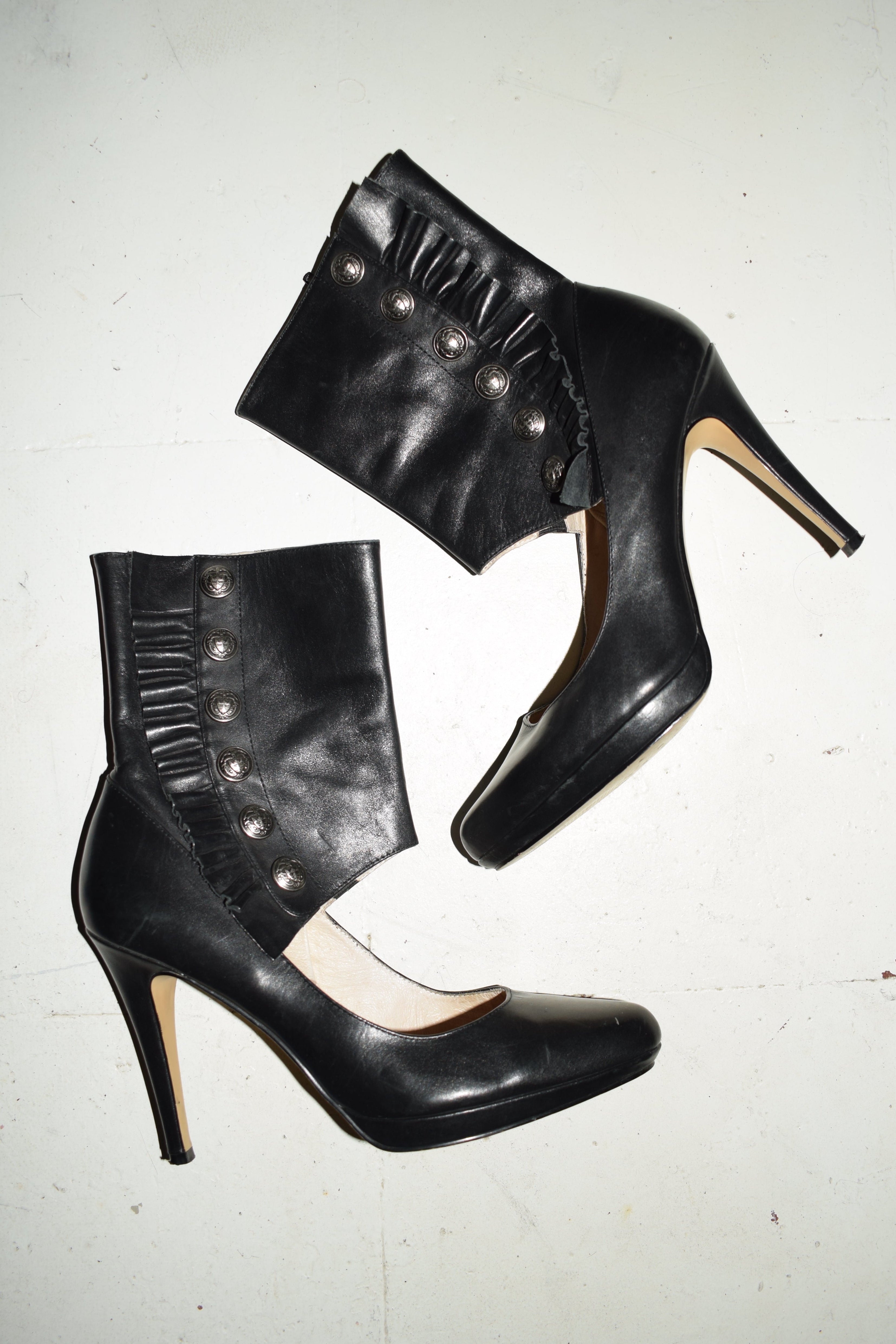 BLACK HEELS WITH SPATS