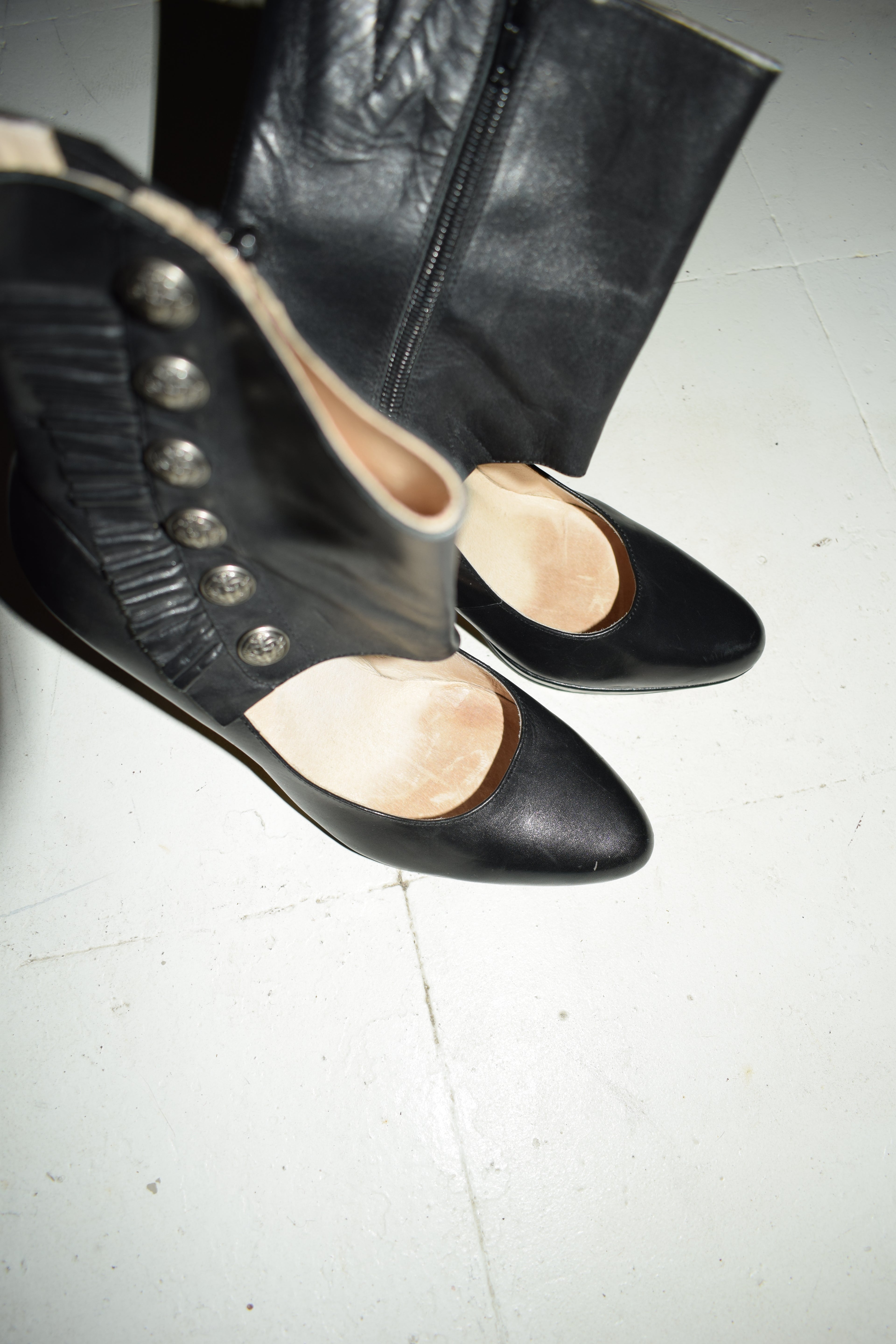 BLACK HEELS WITH SPATS