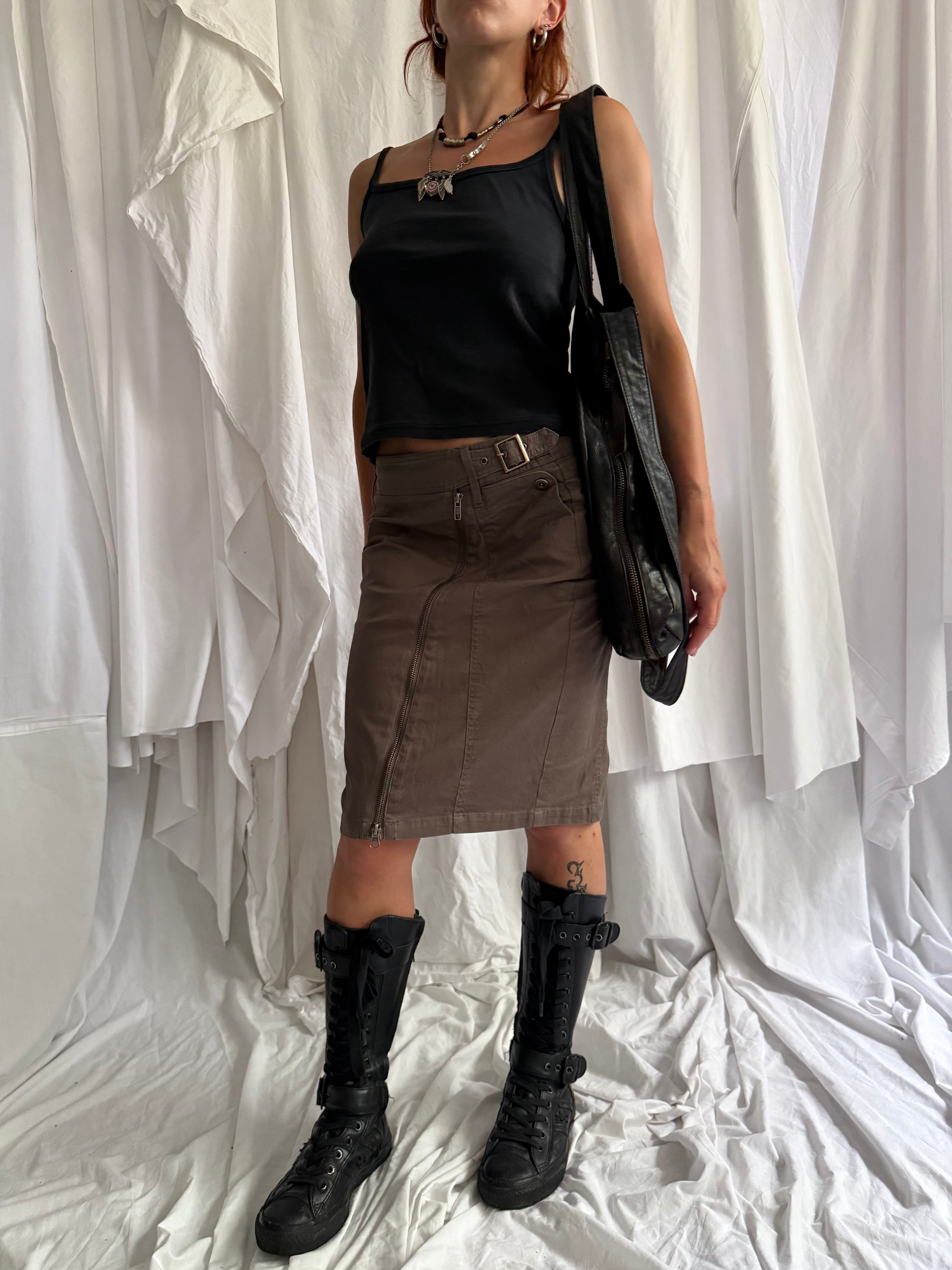 BROWN LOW-RISE BUCKLE MIDI SKIRT