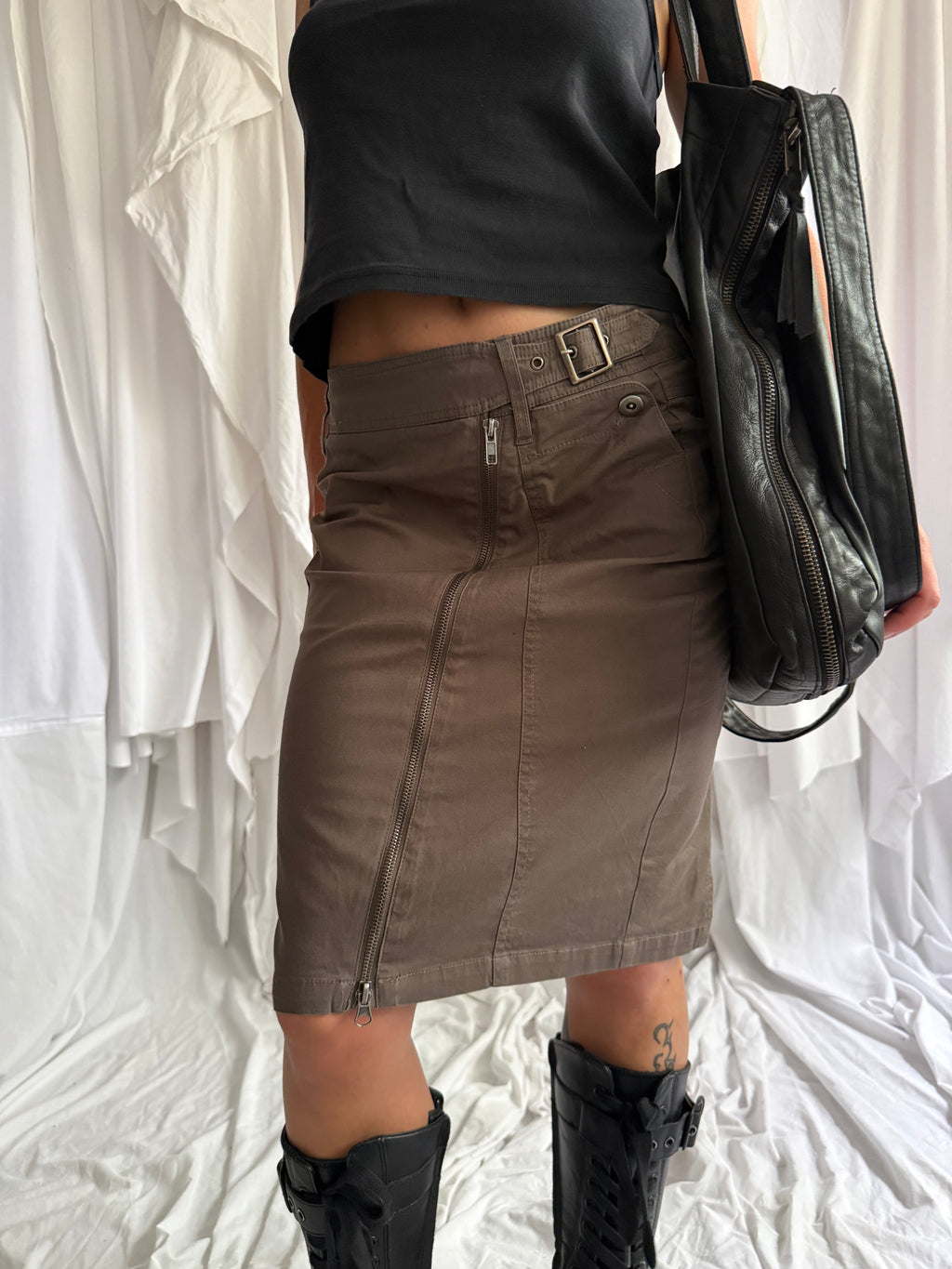 BROWN LOW-RISE BUCKLE MIDI SKIRT