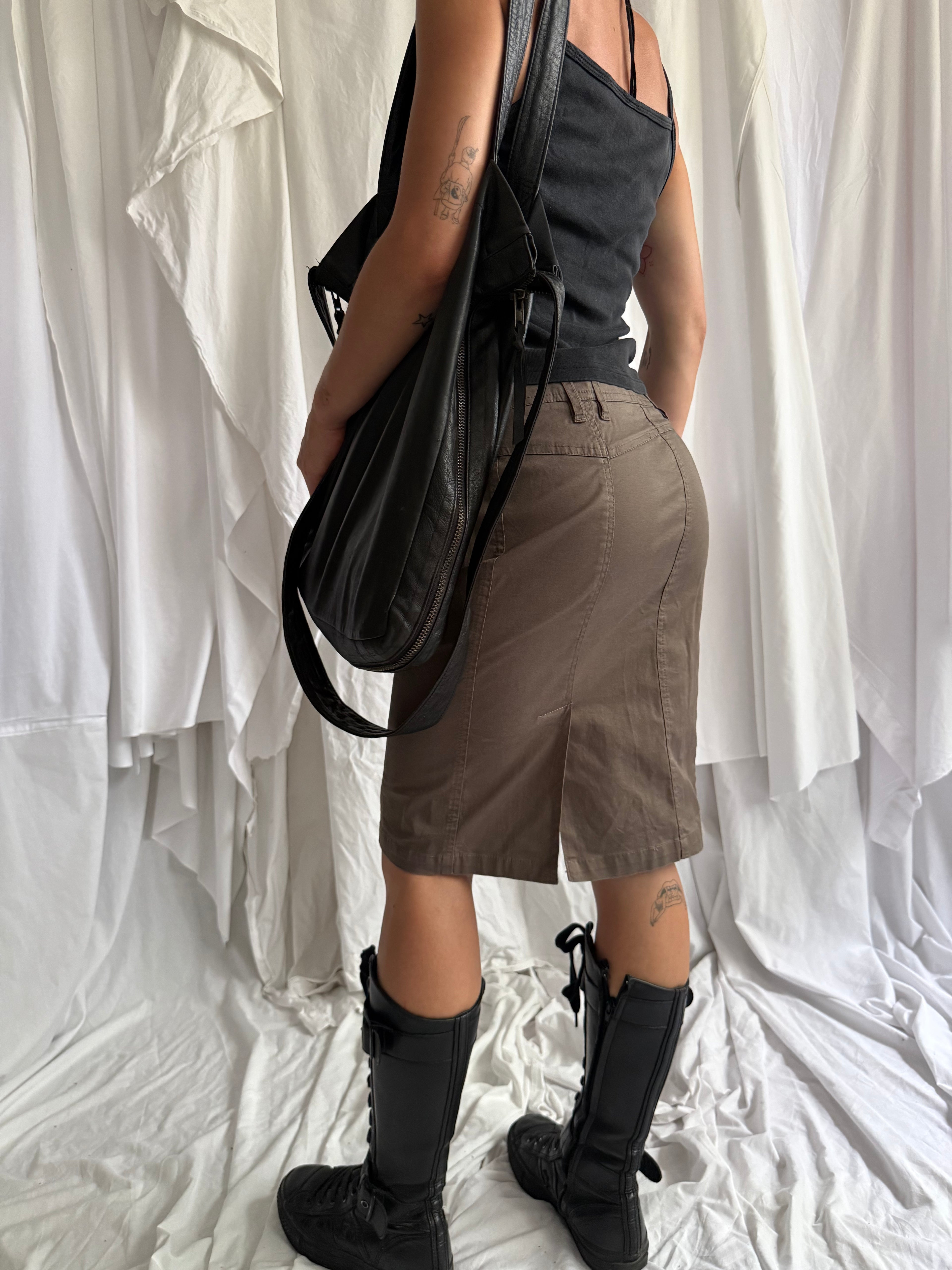 BROWN LOW-RISE BUCKLE MIDI SKIRT