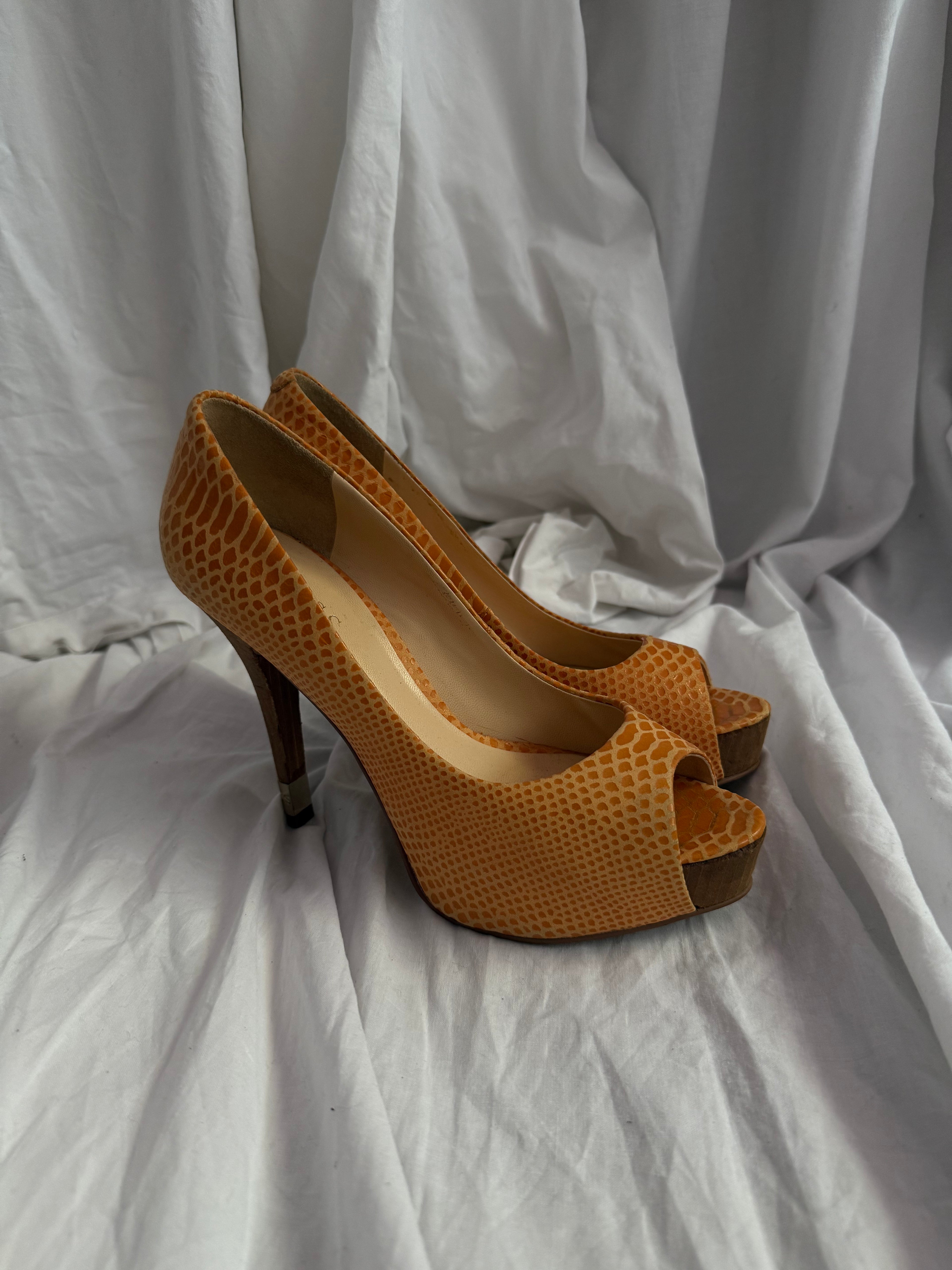 GUESS PLATFORM HEELS