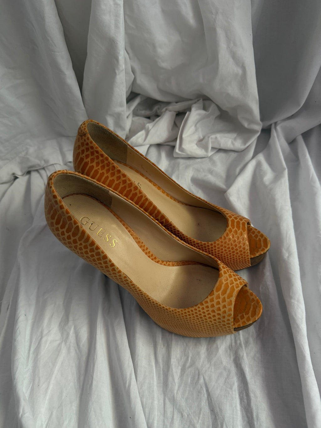 GUESS PLATFORM HEELS