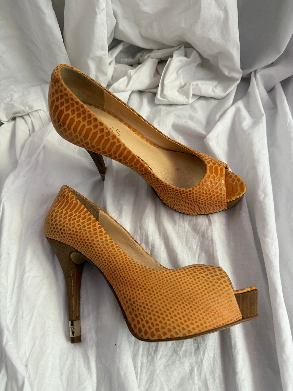 GUESS PLATFORM HEELS