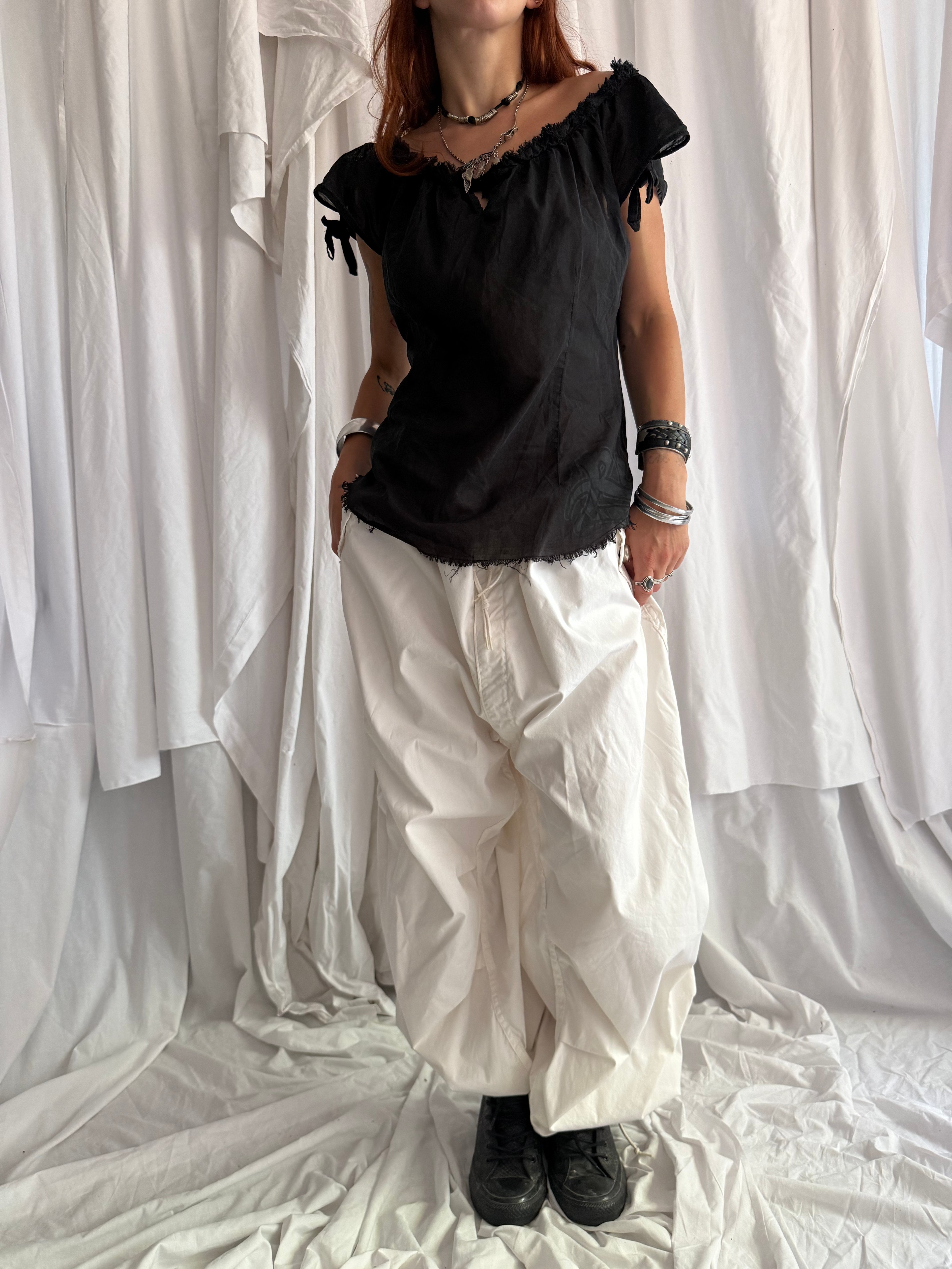 BLACK RAW HEM BLOUSE
