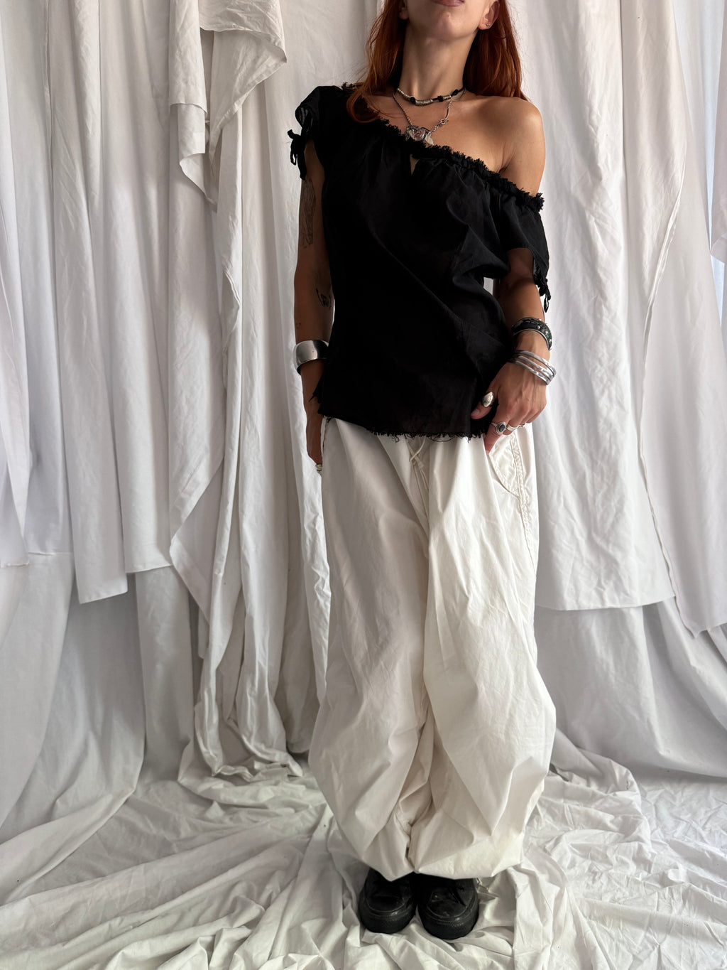 BLACK RAW HEM BLOUSE