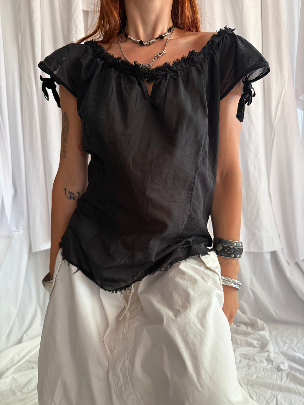 BLACK RAW HEM BLOUSE